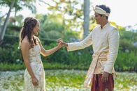 Ticket ins Paradies – v.li.: Lily Cotton (Kaitlyn Dever), Gede (Maxime Bouttier)