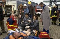 Die Rettungsflieger – Thomas (Ulrich Bähnk, 3.v.r.) und Ilona (Julia Heinemann, 2.v.r.) kämpfen um das Leben der Verletzten, die bei einer schweren Verpuffung auf der Reparaturwerft verunglückt sind.