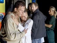Mankells Wallander – Endlich kann Wallander (Krister Henriksson, Mitte) seine gepeinigte Tochter Linda (Johanna Sällström) wieder in die Arme schließen.
