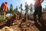 Fernab des Gesetzes – PORT PROTECTION, ALASKA- Community members of Port Protection feed the ducks in the newly completed duck paddock in Port Protection, AK. (Photo Credit: National Geographic Channels/Rocco Colonna)