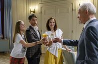 Sturm der Liebe – Valentina (Paulina Hobratschk, l.), Robert (Lorenzo Patané, 2.v.l.) und Eva (Uta Kargel, 2.v.r.) sind begeistert von Werners (Dirk Galuba, r.) Idee, eine Stiftung für Leukämiekranke zu gründen.