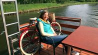 Landpartie – Heike Götz unterwegs mit einem Floß auf dem Kammerkanal zwischen Zierker See (Neustrelitz) und Woblitzsee.