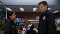 The Rookie – Officer John Nolan (Nathan Fillion) sichert Officer Celina Juarez (Lisseth Chavez) seine volle Unterstützung bei der Aufklärung des Mordes an ihrer Schwester zu.