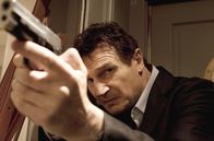 96 Hours – Unnachgiebig und mit beispielloser Konsequenz erklärt Ex-Geheimagent Bryan Mills (Liam Neeson) Mädchenhändlern den Krieg, die seine 17-jährige Kim in einer geheimen Auktion versteigern wollen...