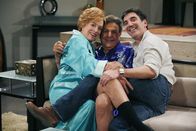 Two and a Half Men – Bei den Dreharbeiten: Holland Taylor (l.), Mike Connors (M.) und Produzent (Chuck Lorre, r.) ...