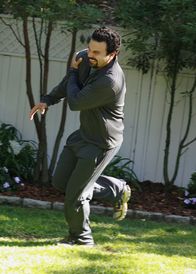 Desperate Housewives – Carlos (Ricardo Antonio Chavira) sorgt für einige Unruhe in der Wisteria Lane, als er in Eile durch die Gärten der Nachbarn hüpft und dort ein riesiges Chaos hinterlässt ...