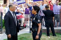 9-1-1 Notruf L.A. – Dale (Mark D. Espinoza, l.); Athena Grant (Angela Bassett, r.)
