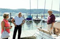 WaPo Bodensee – Paul Schott (Tim Wilde, mi.) sucht nach dem Mordmotiv. Dazu befragt er die Bootsbesitzer Anna Junker (Olivia Silhavy, l.) und Urs Egli (Pierre Siegenthaler, r.).