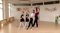 Checkerin Marina – Marina (2. von rechts) darf heute beim Ballettunterricht in der Ballettschule Kolibri mitmachen. Von den Schülerinnen Sara und Annika lernt sie die Grundpositionen.