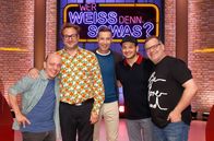 Wer weiß denn sowas? – Moderator Kai Pflaume (M.) und seine Rateteam-Kapitäne Bernhard Hoëcker (l.) und Elton (r.) begrüßen in dieser Sendung die beiden Comedians Paul Panzer (2.v.l.) und Kaya Yanar (2.v.r.).