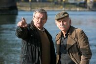 Rentnercops – Günter (Wolfgang Winkler, l.) und Edwin (Tilo Prückner, r.) sind zum Fundort einer Leiche ans Rheinufer gerufen worden.