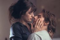 Vanilla Sky – Als David (Tom Cruise, r.) auf seiner Geburtstagsparty die bezaubernde Spanierin Sofia (Penelope Cruz, l.) kennen lernt, verliert er sofort sein Herz an die attraktive junge Frau. Doch da lässt er sich von seiner Freundin zu einer fatalen Spritztour überreden ...
