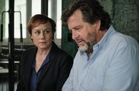 Tatort – Die Aussagen der Nachbarin sind so konkret, dass Friedemann Berg (Hans-Jochen Wagner) beeindruckt ist – Franziska Tobler (Eva Löbau) dagegen hat mit der Zeugin gesprochen und ihre Zweifel …