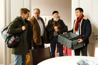 Rentnercops – Vicky Adam (Katja Danowski, l.), Klaus Schmitz (Hartmut Volle, 2.v.l.), Reinhard Bielefelder (Bill Mockridge, 2.v.l.) und Hui Ko (Aaron Le, r.) richten sich in der Ferienwohnung ein.