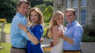 Rosamunde Pilcher: Argentinischer Tango – Valentina (Rebecca Immanuel, 2.v.l.) und Jack (Michael von Au, l.) sowie Amanda (Teresa Klamert, M.) und Stephen (Jonas Laux,r.) tanzen im Garten. Im Hintergrund steht ein altes Grammophon.