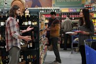 Two and a Half Men – Während Alan mal wieder in Geldnot ist, lernt Walden (Ashton Kutcher, l.) beim Einkaufen die hübsche Engländerin Zoey (Sophie Winkleman, r.) kennen und verabredet sich mit ihr ...