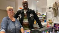 Yared kommt rum – Der Tante Emma Laden als Dorfzentrum: Yared Dibaba hilft Verkäuferin Regina Blieffert an der Kasse