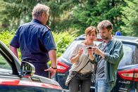 SOKO Kitzbühel – Nina Pokorny (Julia Cencig, M.) und Kroisleitner (Ferry Öllinger, l.) bleibt nichts anderes übrig, als Lukas (Jakob Seeböck, r.) in die Gemeinschaft einzuschleusen, um so die beiden Morde zu lösen.