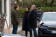 Der Alte – Richard Voss (Jan-Gregor Kremp, r.) und Annabell Lorenz (Stephanie Stumph, M.) sind überrascht, dass ihr Kollege Tom Kupfer (Ludwig Blochberger, l.) schon am Tatort ist.