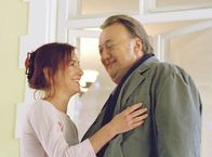 Bloch – 15 Uhr im Ersten. Clara (Ulrike Krumbiegel) und Bloch (Dieter Pfaff) in einem ihrer glücklichen Momente.