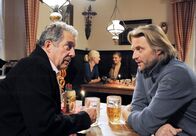 Sturm der Liebe – ARD STURM DER LIEBE FOLGE 1305 Uhr im ERSTEN. Michael (Erich Altenkopf, r.) bemüht sich, Andrés (Joachim Lätsch, l.) Interesse am Flirten zu wecken.