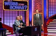 Wer weiß denn sowas? – Moderator Kai Pflaume (r.) mit Rateteam-Kapitän Bernhard Hoëcker (l.) und dem Schauspieler Thomas Heinze (2.v.l.).