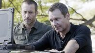 Hawaii Five-0 – Steve McGarrett (Alex O'Loughlin, l.) und Harry Langford (Chris Vance, r.) geraten in einen Wettlauf gegen die Zeit. Kommen ihnen die Erpresser zuvor?