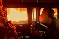 An Europas Feuerfront – Die Feuerwehrmänner Soini Kurki aus Finnland und Tiago Simoes aus Portugal kämpfen im Rahmen internationaler Zusammenarbeit gemeinsam gegen die Waldbrände in Portugal.
