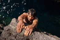 Bergwelten – Martin Sieberer beim Deep Water Solo am Stadtrand von Toulon