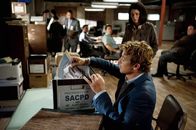 The Mentalist – Rückblick: Patrick Jane (Simon Baker, vorne) beeindruckt Direktor Minelli so sehr, dass er ihn als Berater des CBI einstellt ...