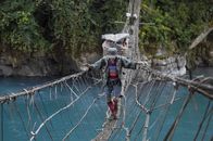 Explorer - Das Magazin – Ein Team von Profikletterern hat es sich zum Ziel gesetzt, das Dickicht des burmesischen Dschungels zu durchqueren, um einen entlegenen Gipfel in den Ausläufern des Himalaya zu erklimmen: den Hkakabo Razi, den (möglicherweise) höchsten Berg Südostasiens. Genau nachgemessen wurde die Höhe bis heute nicht. Bereits der 240 Kilometer lange Hinweg hat es in sich. Die Extremsportler müssen es nicht nur mit giftigen Schlangen und blutsaugenden Moskitos aufnehmen, sondern auch der sengenden Tropenhitze trotzen. Erst zwei Menschen sind vom Gipfel lebend zurückgekehrt. Aber schaffen es auch diese Kletterer?