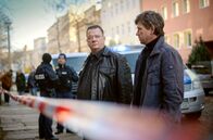Polizeiruf 110 – Kommissar Michael Lehmann (Peter Schneider) und Kommissar Henry Koitzsch (Peter Kurth) am Tatort.