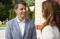 Sturm der Liebe – Alexandra (Danelia Kiefer, r.) kommt mit ihren Annährungsversuch bei Robert (Lorenzo Patané, l.) nicht weit.