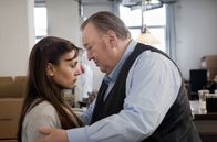Der Dicke – Ehrenberg (Dieter Pfaff, r.) spürt, dass Yasmin (Sophie Dal, l.) mit ihrer Kraft am Ende ist.