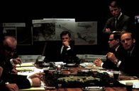 Thirteen Days – Gebannt wartete die Welt auf die Reaktion des amtierenden US-Präsidenten John F. Kennedy (Bruce Greenwood, M.) und hofft, dass ein apokalyptischer Dritter Weltkrieg vermieden werden kann ...