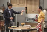 Two and a Half Men – Nach einem Herzinfarkt, möchte Walden (Ashton Kutcher, l.) sein Leben verändern. Doch dazu braucht er Alan (Jon Cryer, r.). Kann das gutgehen?; Nach einem Herzinfarkt, möchte Walden (Ashton Kutcher, l.) sein Leben verändern. Doch dazu braucht er Alan (Jon Cryer, r.). Kann das gutgehen?