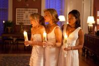So Undercover – Ein großer Tag für die Studentenverbindung "Kappa Kappa Zeta" beginnt: (v.l.n.r.) Taylor (Alexis Knapp), Cotton (Megan Park) und Hunter (Morgan Calhoun) ...