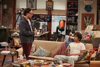 The Big Bang Theory – Nach einem schrecklichen Date ist Raj (Kunal Nayyar, r.) frustriert und will seine Wohnung nie wieder verlassen. Leonard (Johnny Galecki, l.) versucht, ihn etwas aufzubauen, doch wird es ihm gelingen?