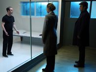 Castle – Bei den Ermittlungen in einem neuen Fall, stoßen Richard Castle (Nathan Fillion, r.) und Kate Beckett (Stana Katic, M.) auf Leopold Malloy (Sean Whalan, l.), der in einer Psychiatrie im Sicherheitstrakt ist. Doch kann er ihnen weiterhelfen?