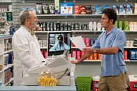 Two and a Half Men – Charlie (Charlie Sheen, r.) leidet unter Schlaflosigkeit und will sich bei seinem Apotheker (Martin Mull, l.) ein Schlafmittel besorgen, bekommt stattdessen jedoch Marihuana. Was viele Überraschungen mit sich bringt ...