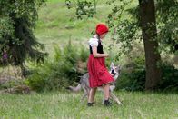 Rotkäppchen – Rotkäppchen (Kathleen Frontzek) hat noch keine Angst vor dem Wolf.