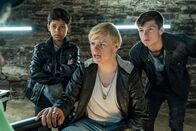 Weckschreck – Den drei Lederjacken, Brutus (Anton Petzold, M.) und seine Jungs (Giorgio Valero, l. und Julian König, r.) ,sollte man besser keinen Scooter klauen.