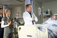 Scrubs - Die Anfänger – Eliza Coupe (Dr. Denise Mahoney), John C. McGinley (Dr. Perry Cox).