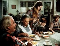 Die Waltons – Die ganze Familie fiebert John-Boys Abschlussprüfung entgegen. (V.l.n.r.) Sam (Will Geer), Ester (Ellen Corby), Mary Ellen (Judy Norton-Taylor), Elizabeth (Kami Cotler) und Jim-Bob (David W. Harper).