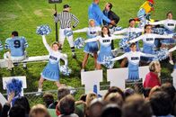 The Middle – Als Sue (Eden Sher, l.) ihren Eltern erzählt, dass sie Cheerleaderin werden will, sind diese zunächst skeptisch, ist sie doch nicht gerade für ihre Geschicklichkeit bekannt. Währenddessen wird Brick in der Schule von einem Jungen schikaniert ...