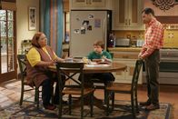 Two and a Half Men – Berta (Conchata Ferrell, l.) hat es auf Alans (Jon Cryer, r.) Zimmer mit Meerblick abgesehen und stachelt deshalb die Brüder immer weiter an ...