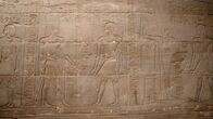 Alexander der Große - Legendärer Eroberer – Alexander wird in Ägypten zum Pharao gekrönt und fördert den lokalen Kult, indem er Tempel restaurieren und in Luxor einen Barkenschrein für Gott Amun-Re errichten lässt.