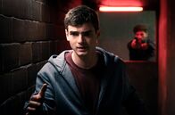 Der Auftrag – Gangsterboss Ahmed Sayed (Timur Isik, hinten) will den Zeugen Miki (Aaron Hilmer) töten.