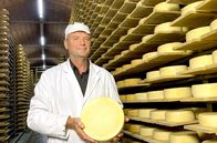 Re: – Im Ziegelkeller der Käserei reift der Käse von Franz Berchtold ohne Einsatz von Klimaanlagen.