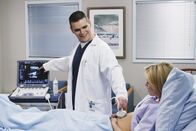 Scrubs - Die Anfänger – Der Geburtshelfer (Michael Ausiello, l.) kümmert sich um seine Patientin (Elizabeth Banks, r.) ...